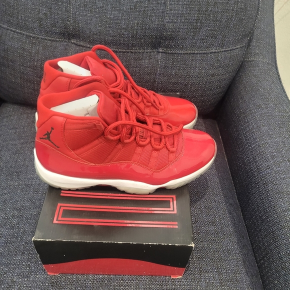 I am selling air Jordan 11s red and they are size 12 - Picture 3 of 3